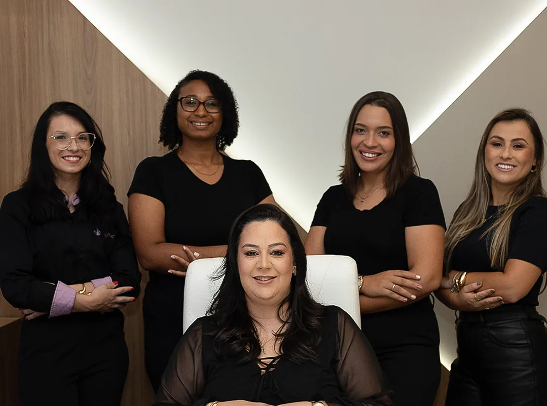 Equipe do escritório Nunes & Antonelo Advogados Associados, com Josiane B. Antonelo ao centro.